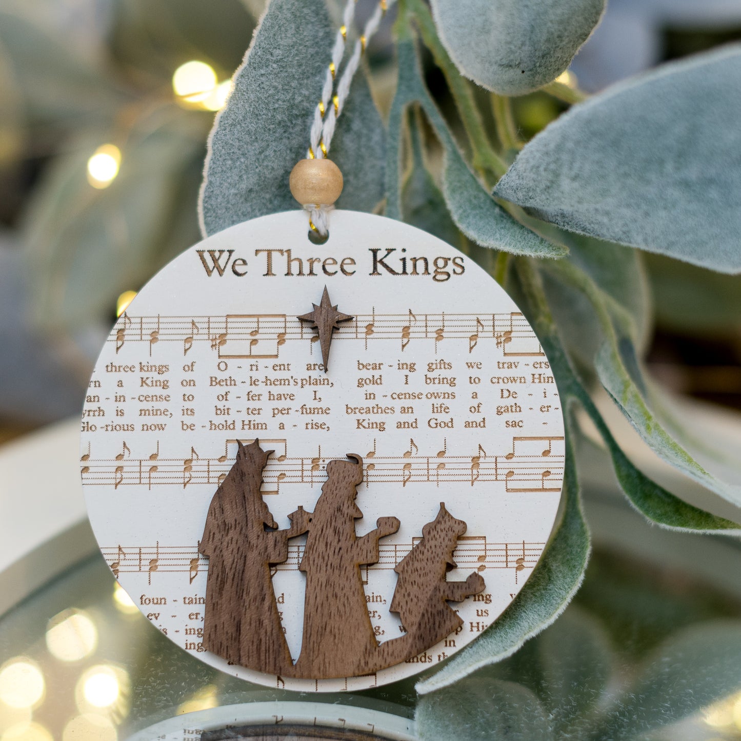 Ornament din lemn cu colind tradițional gravat WE THREE KINGS și cu cei trei magi