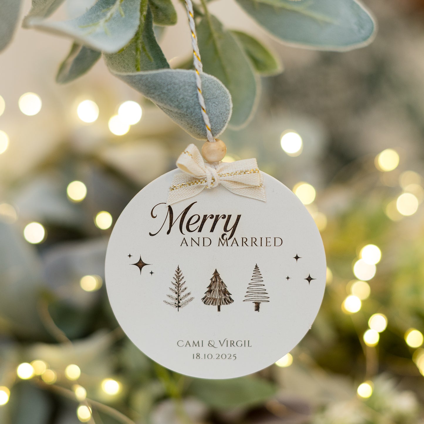 Ornament din lemn cu gravură personalizată pentru cuplu MERRY & MARRIED