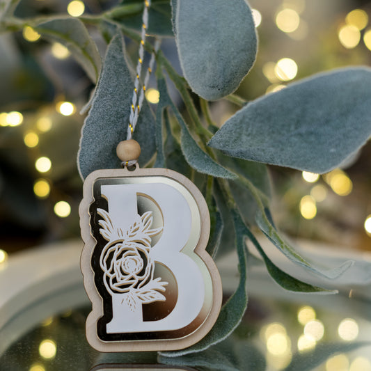 Ornament de brad din lemn natur și acryl auriu - Monograma B