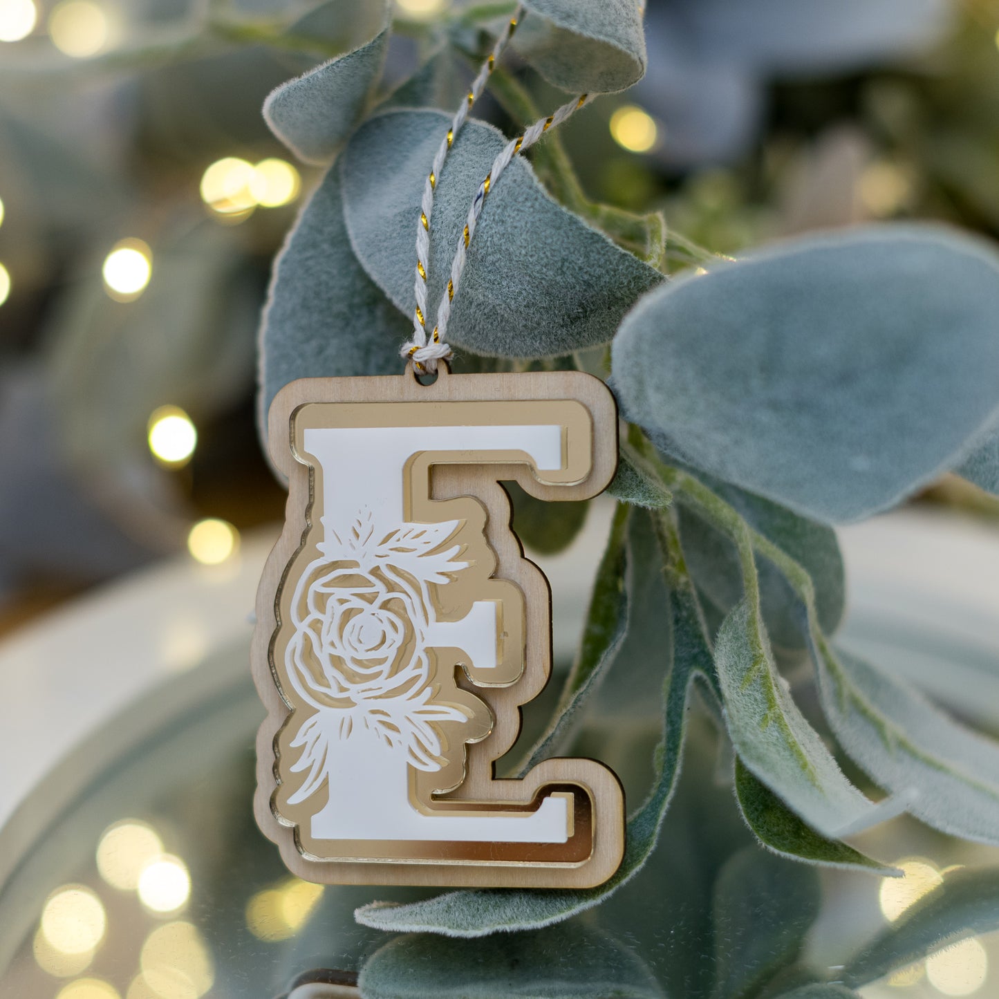 Ornament de brad din lemn natur și acryl auriu - Monograma E