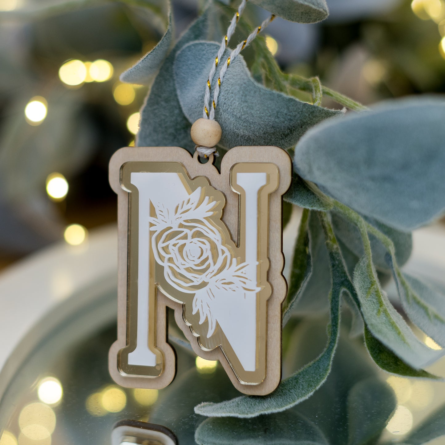 Ornament de brad din lemn natur și acryl auriu - Monograma N