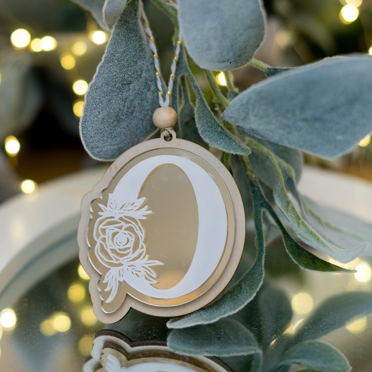 Ornament de brad din lemn natur și acryl auriu - Monograma O