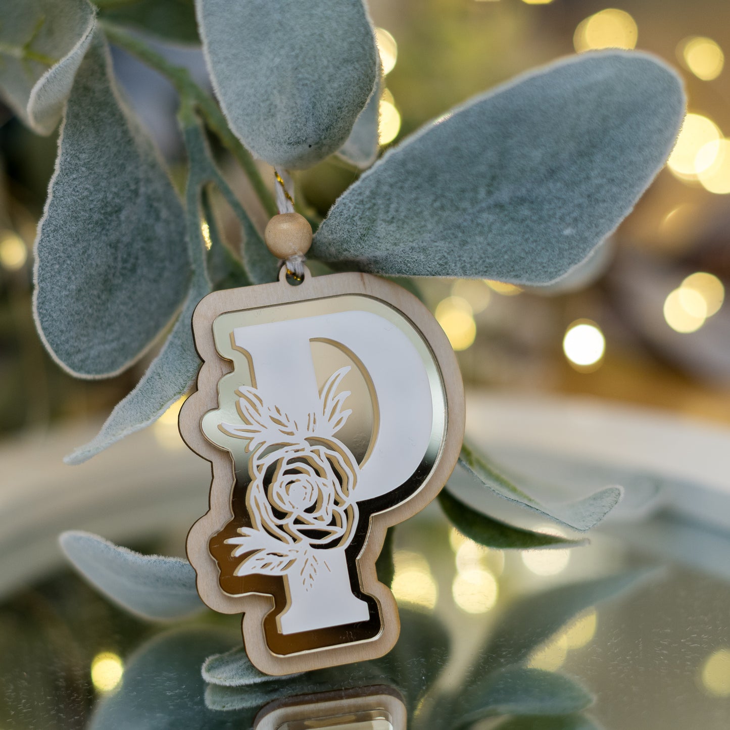 Ornament de brad din lemn natur și acryl auriu - Monograma P