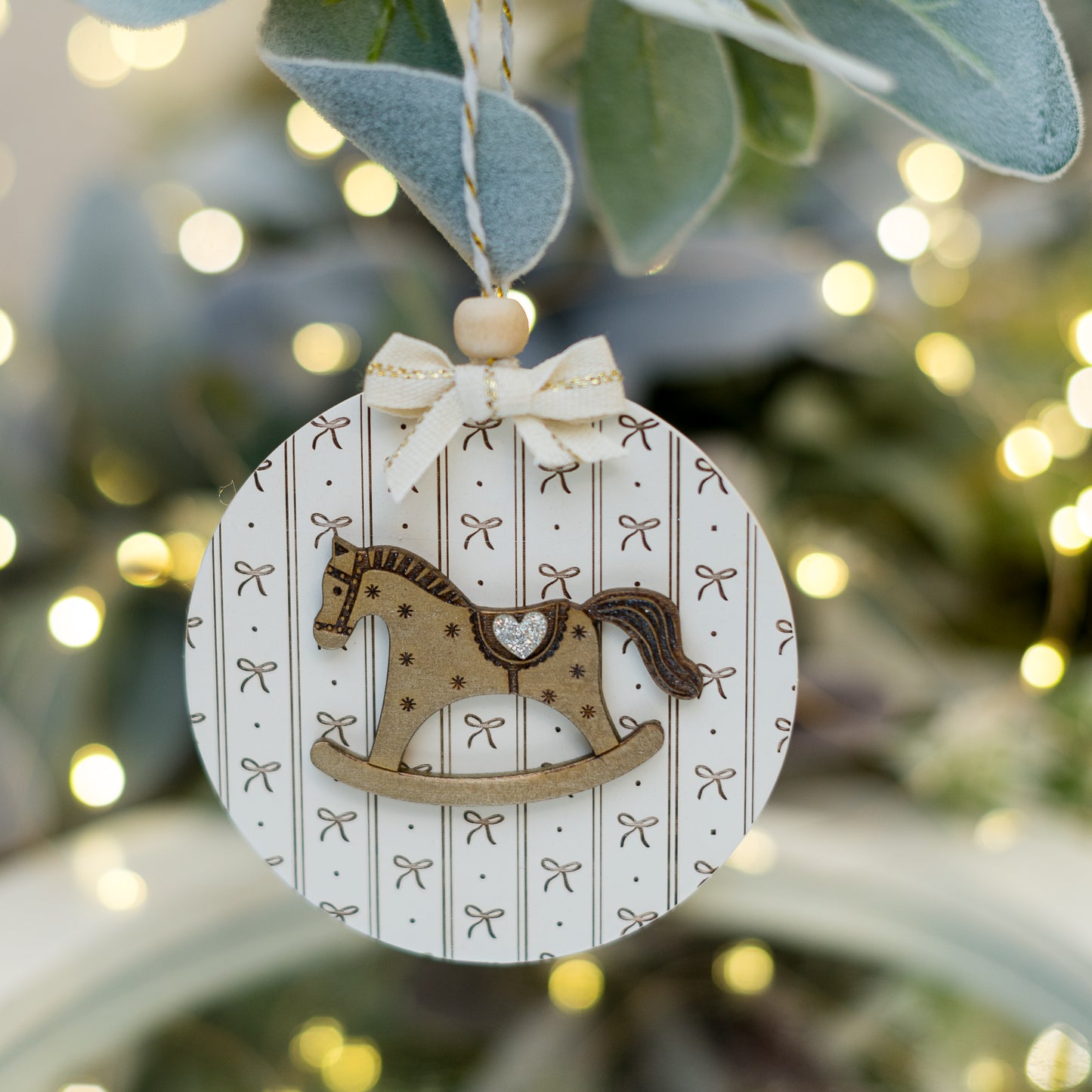 Ornament din lemn cu fundite gravate si căluț 3D