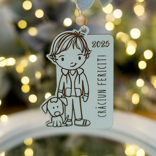 Ornament din lemn vopsit verde cu băiețel și cățel, personalizabil