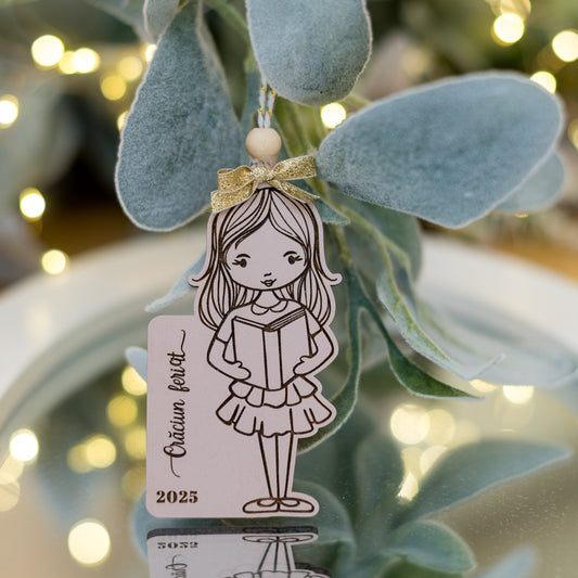 Ornament din lemn vopsit roz cu fetiță și carte, personalizabil