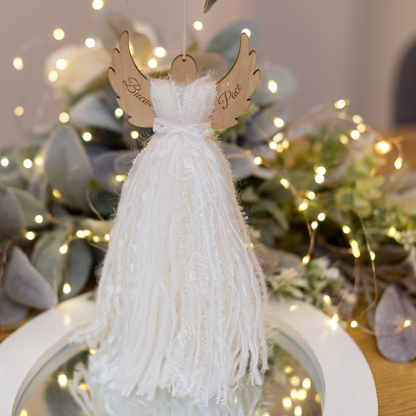 Ornament de brad - Îngeraș din lemn cu franjuri și urări gravate, BUCURIE și PACE
