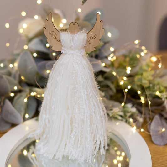 Ornament de brad - Îngeraș din lemn cu franjuri și urări gravate, BUCURIE și PACE