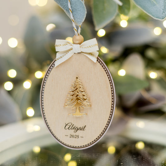 Ornament oval din lemn cu brad din acryl auriu oglindă si nume personalizat