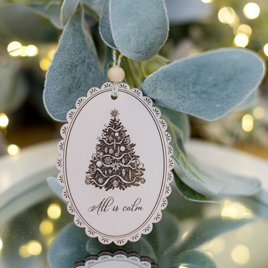 Ornament oval din lemn cu gravură pom vintage de Crăciun și text ALL IS CALM
