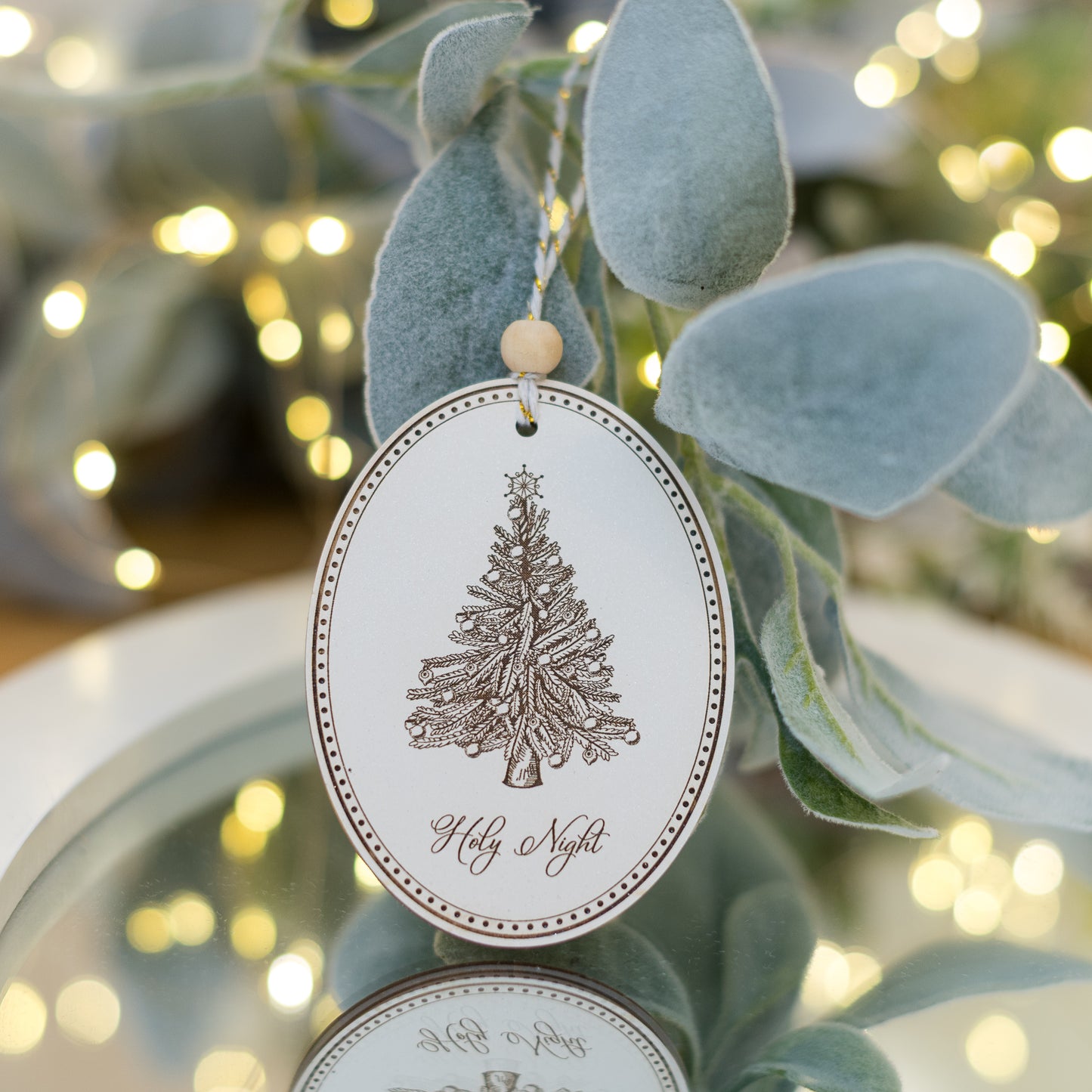 Ornament oval din lemn cu gravură pom vintage de Crăciun și text SILENT NIGHT