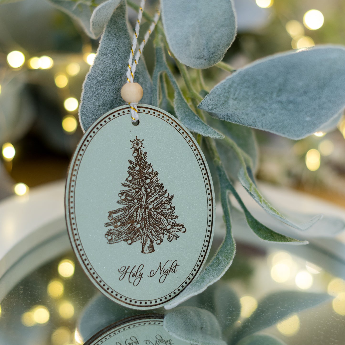 Ornament oval din lemn cu gravură pom vintage de Crăciun și text HOLY NIGHT