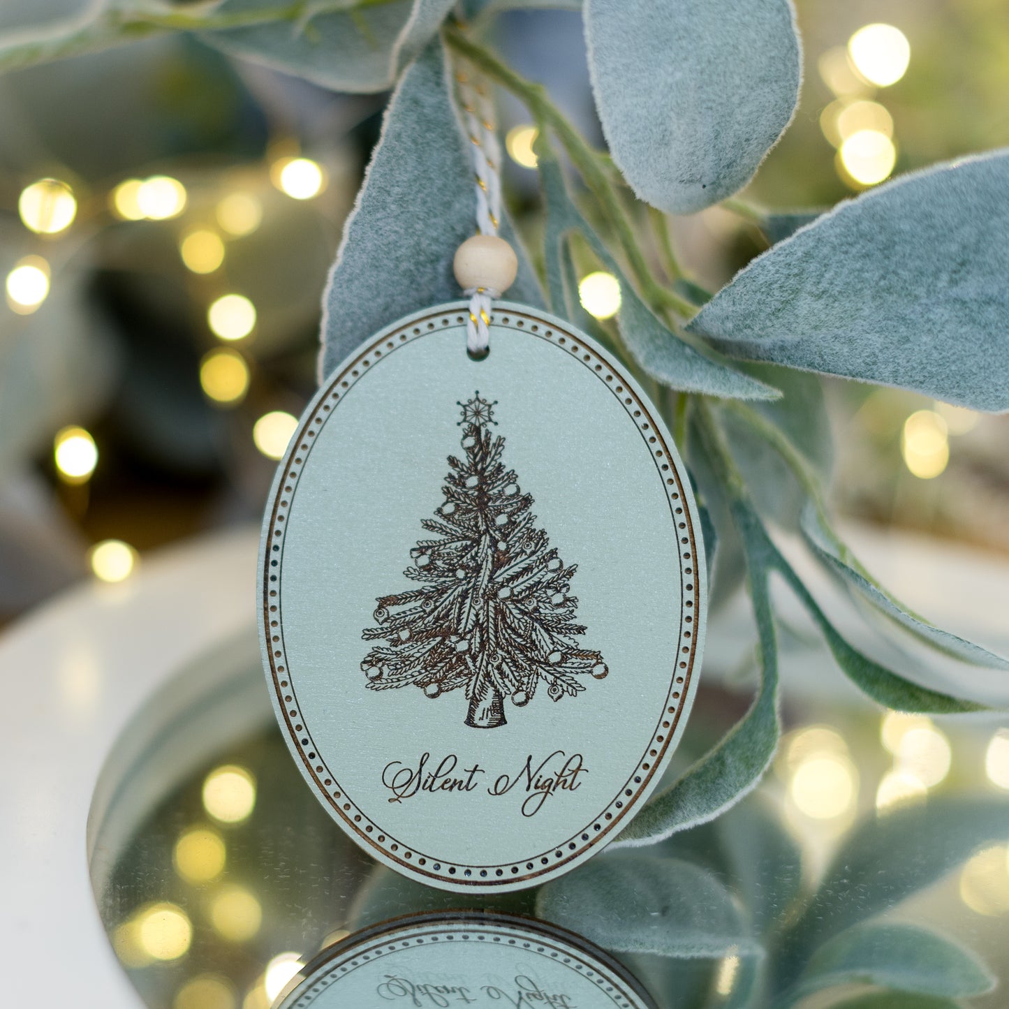 Ornament oval din lemn cu gravură pom vintage de Crăciun și text SILENT NIGHT