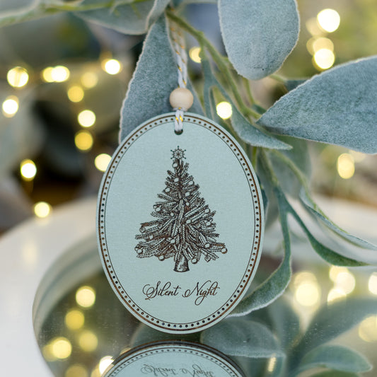 Ornament oval din lemn cu gravură pom vintage de Crăciun și text SILENT NIGHT