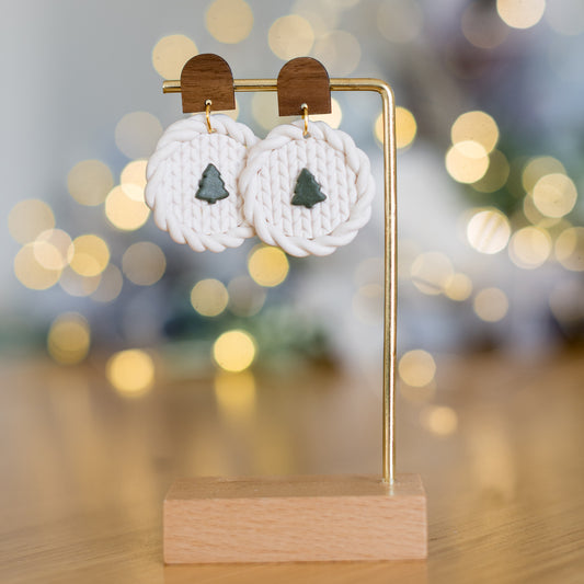 Cercei din lut polimeric - Brăduț pe bază cu model tricot alb ca zăpada