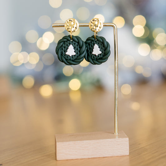 Cercei din lut polimeric - Brăduț alb pe bază model tricot verde fără bordură