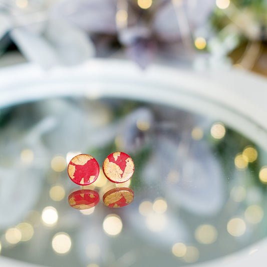 Cercei din lut polimeric - Cercei rotunzi roșii cu foițe aurii