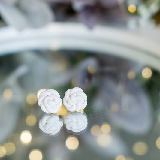 Cercei din lut polimeric - Cercei ghem de ață alb