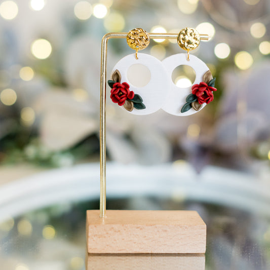 Cercei din lut polimeric - Cercei cu aranjament floral pe baza albă