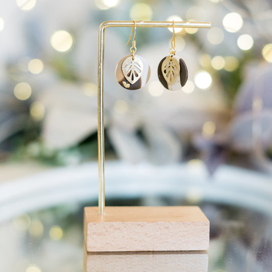 Cercei din lut polimeric - Cercei rotunzi cu inserții aurii și cu frunzuliță aurie