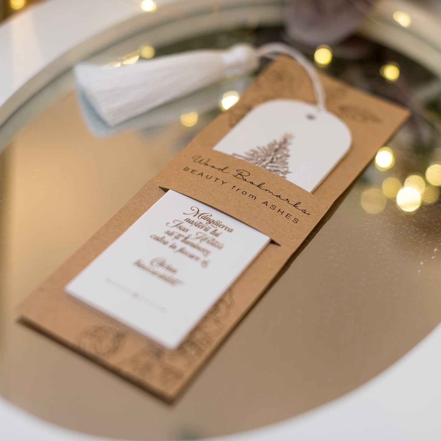 Semn de carte din lemn vopsit, cu motive de Crăciun