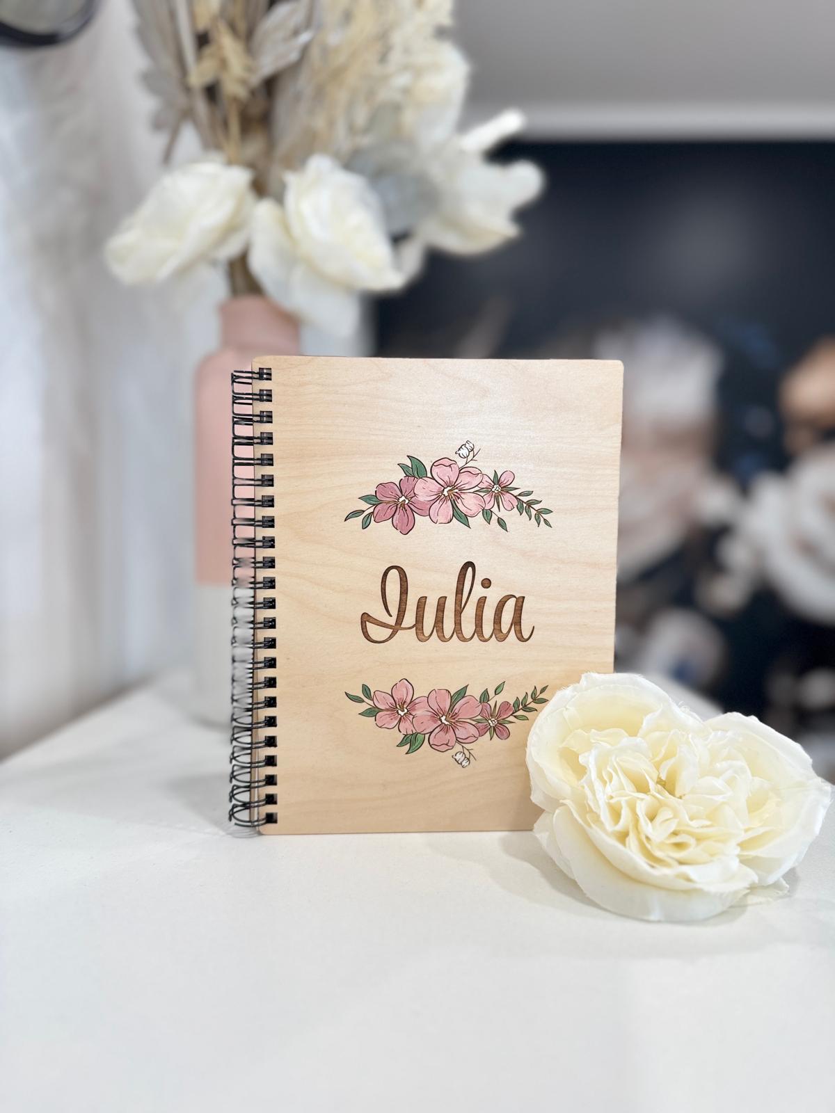 Agendă cu coperți din lemn natur, carnețel personalizat cu nume și pictat manual