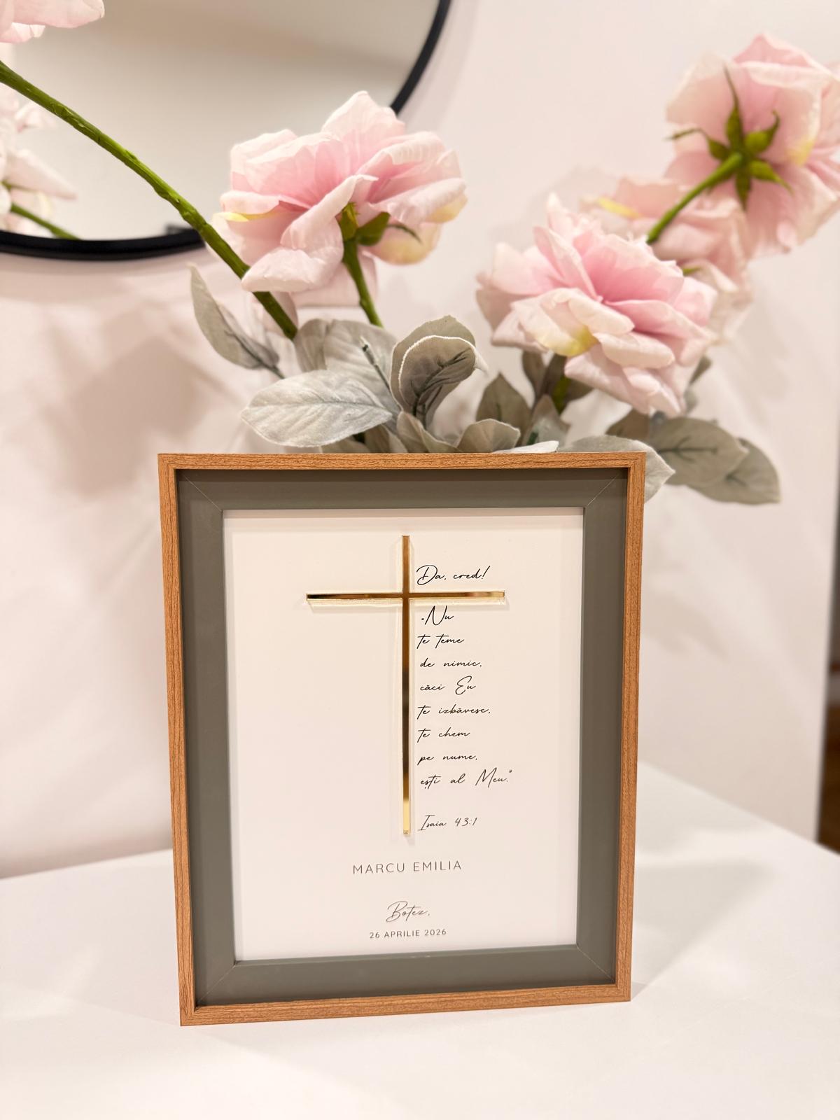 Ramă cadou pentru botez nou testamentar, cruce din plexi auriu, gravură personalizată