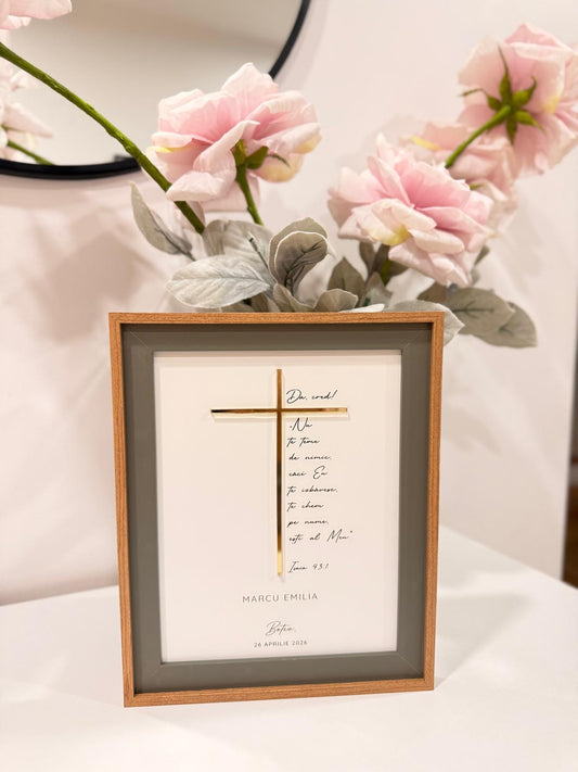 Ramă cadou pentru botez nou testamentar, cruce din plexi auriu, gravură personalizată
