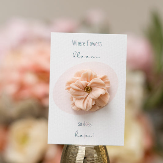 Mărțișor din lut polimeric cu ac de broșă, floare nuanță de piersic