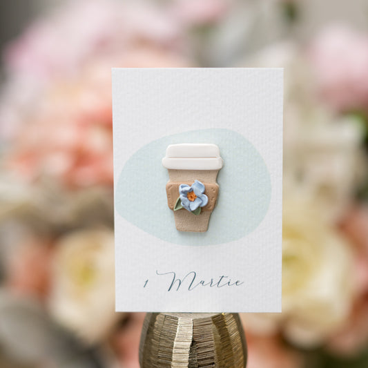 Mărțișor din lut polimeric cu ac de broșă, cappuccino cu floare albastră