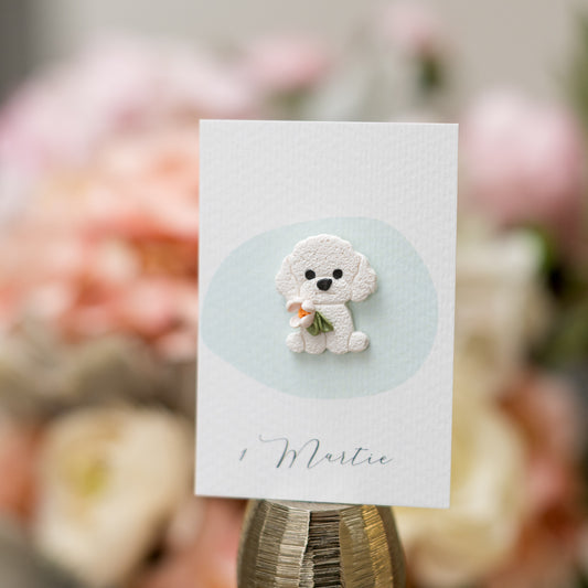 Mărțișor din lut polimeric cu ac de broșă, cățel cu floare