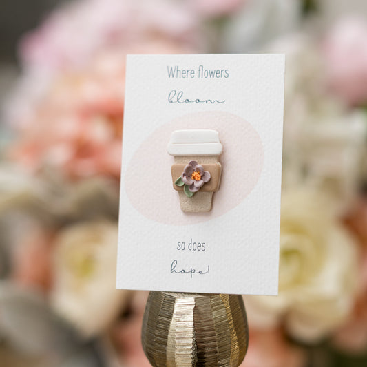 Mărțișor din lut polimeric cu ac de broșă, cappuccino cu floare mov