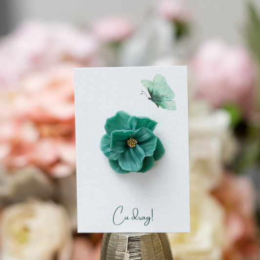 Mărțișor din lut polimeric cu ac de broșă, floare turcoaz