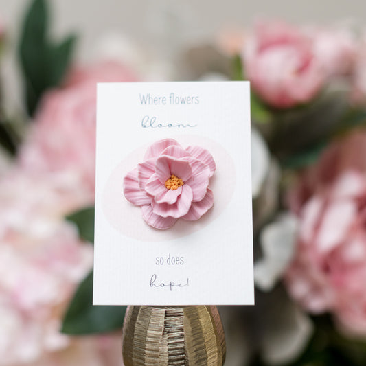 Mărțișor din lut polimeric cu ac de broșă, floare roz