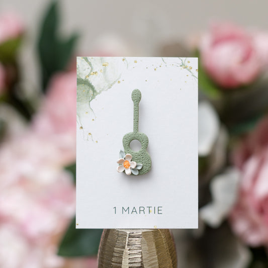 Mărțișor din lut polimeric cu ac de broșă, chitară cu flori