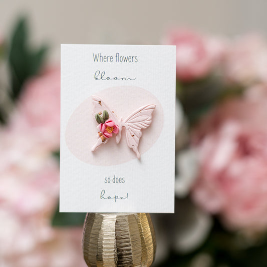 Mărțișor din lut polimeric cu ac de broșă, fluture roz cu flori