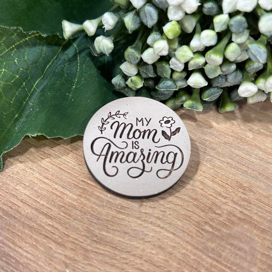 Mărțișor din lemn vopsit cu mesaj MY MOM IS AMAZING
